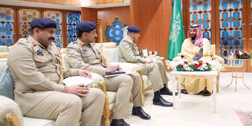  ولي العهد خلال لقائه قائد الجيش الباكستاني