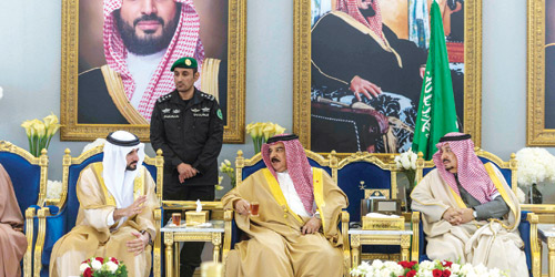  أمير منطقة الرياض مستقبلاً ملك البحرين وولي عهد دبي