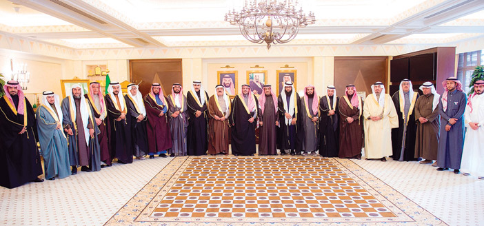   سموه مع أعضاء الجائزة