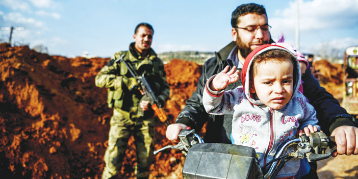   صورة للاجئين سوريين وأكراد يغادرون عفرين بعد اشتداد المواجهات بين الجيش التركي والأكراد