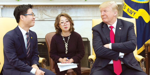 ترامب مع منشقي (بيونغ يانغ) في البيت الأبيض 