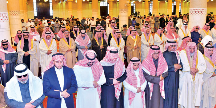 أمير منطقة الرياض يؤدي الصلاة على الأمير محمد بن عبد الرحمن بن مساعد 