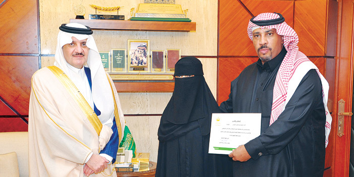  سموه يكرم الفنانة التشكيلية المحيسن