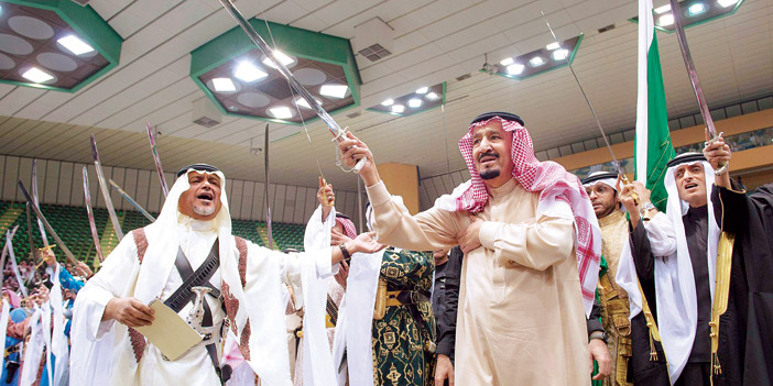  لقطتان لخادم الحرمين الشريفين خلال مشاركات سابقة في العرضة السعودية السنوية