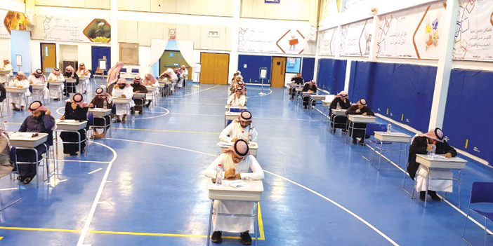  أثناء أداء الاختبارات التحريرية للمرشحين