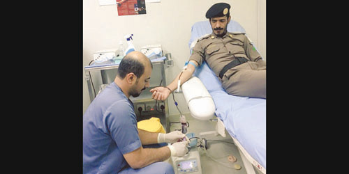  أحد رجال الأمن أثناء تبرعه بالدم