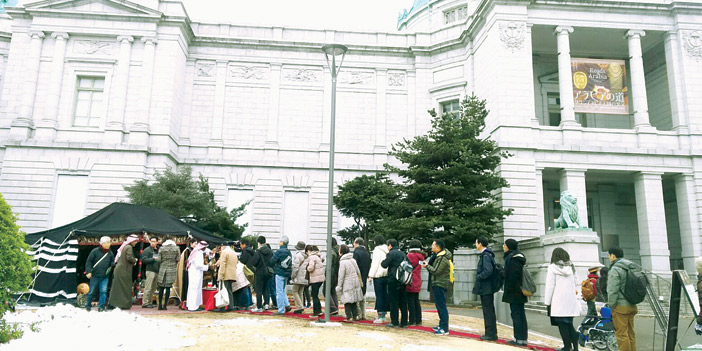  طوابير الزوار للخيمة السعودية في ساحة المتحف الوطني بطوكيو