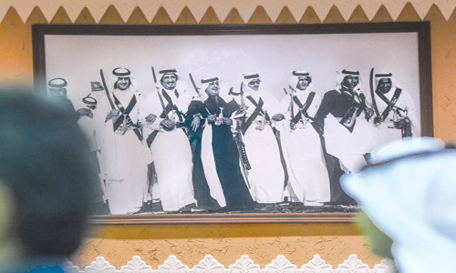  صورة للملك سلمان يؤدي العرضة السعودية