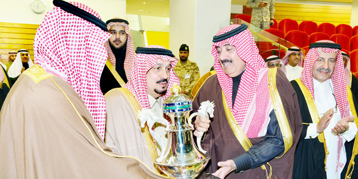  الأمير فيصل بن بندر يسلم الأمير متعب بن عبد الله كأس خادم الحرمين الشريفين لـ«الإنتاج»