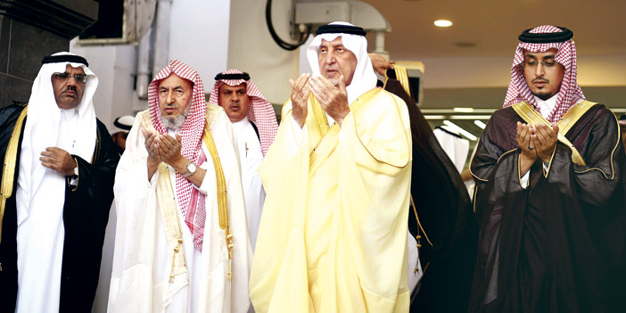 أمراء المناطق يتقدمون المصلين يوم أمس ويظهر بالصور الأمير خالد الفيصل أمير منطقة مكة المكرمة