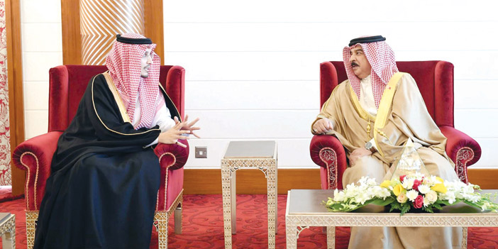  ملك البحرين خلال استقباله الأمير أحمد بن فهد بن سلمان