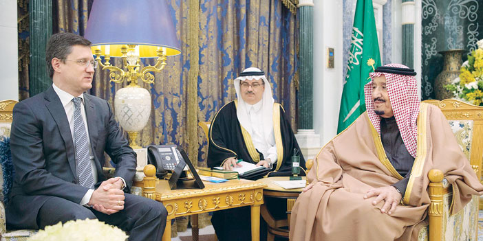   خادم الحرمين خلال استقباله وزير الطاقة الروسي