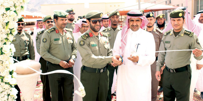  المحافظ المورقي واللواء الهويش عند قص شريط افتتاح الشعبة