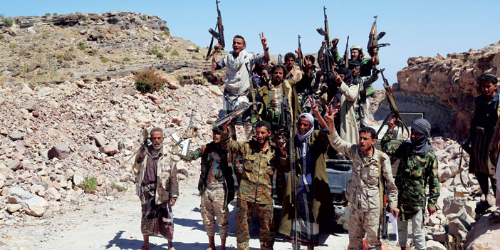   أفراد المقاومة الشعبية المساندة للجيش اليمني يحتفلون بهزيمة الحوثيين بإحدى المعارك