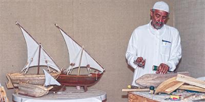 يد الحلواني تبرع في صناعة السفن التراثية 