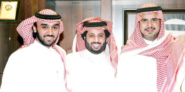   تركي آل الشيخ يتوسط الأمير عبد الحكيم بن مساعد ونائب رئيس هيئة الرياضة