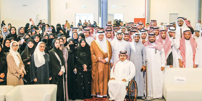   الأمير خالد الفيصل مع مجموعة من الخريجيين