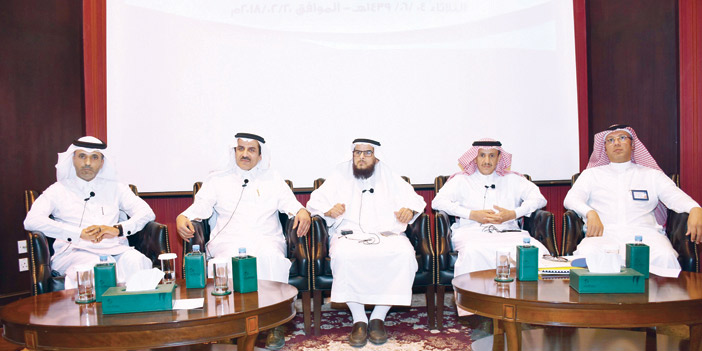   المشاركون في اللقاء