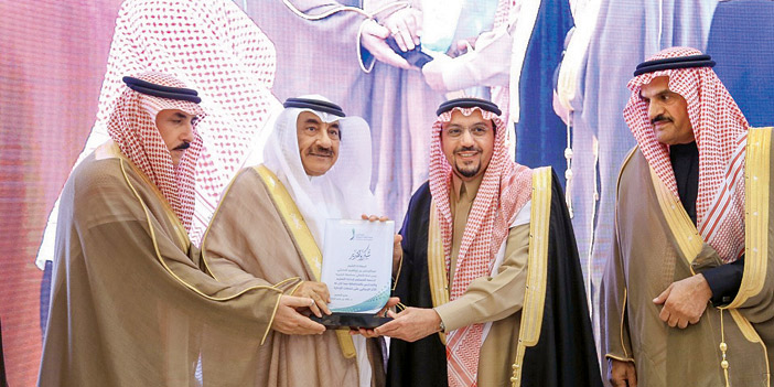   أمير القصيم خلال تكريمه للحديثي