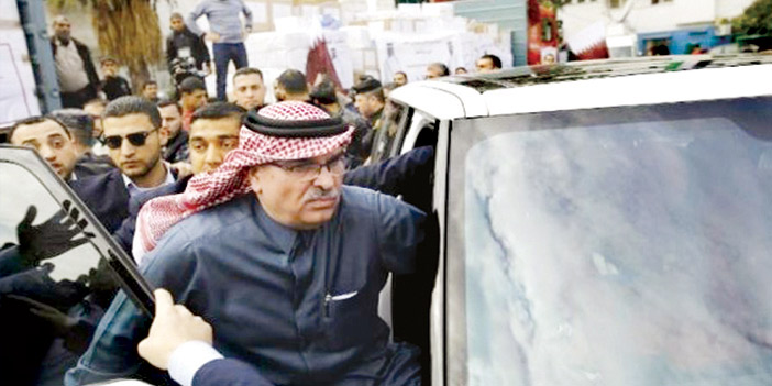   السفير القطري خلال رشقه بالأحذية في غزة الأسبوع الماضي