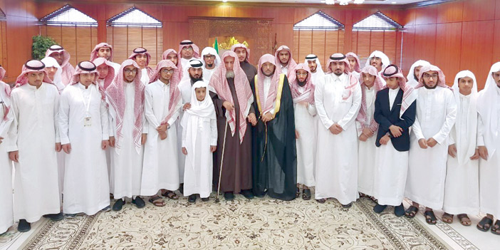  لقطة جماعية لسماحة المفتي مع الأمين العام والمشاركين في المسابقة