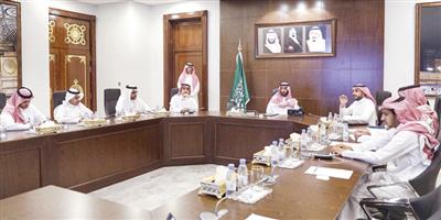 الأمير عبدالله بن بندر يناقش تطوير التعاملات الإلكترونية بالإمارة 