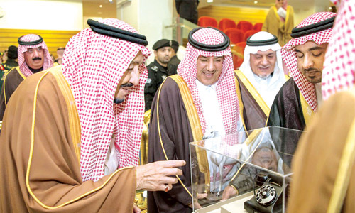 خادم الحرمين الشريفين يكرّم مجموعة سامبا المالية لرعايتها ودعمها المهرجان السنوي لسباق الخيل 