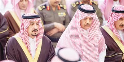 أمير منطقة الرياض ونائبه يؤديان صلاة الميت على الأمير محمد بن عبدالعزيز بن عياف «رحمه الله» 