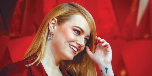 الممثلة إيما تحضر حفل توزيع جوائز الأوسكار بكاليفورنيا 