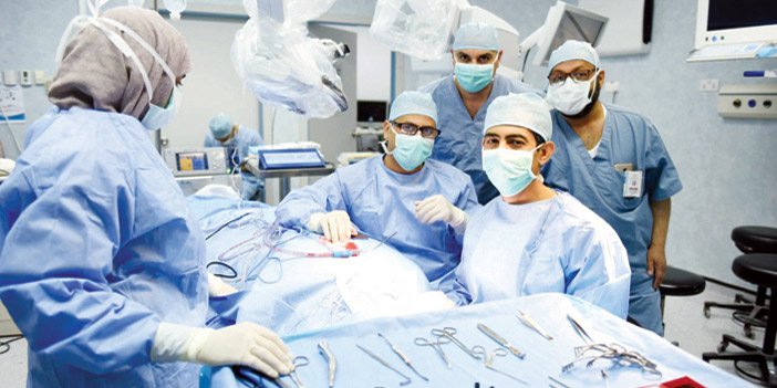  الفريق الطبي خلال إجراء إحدى العمليتَين