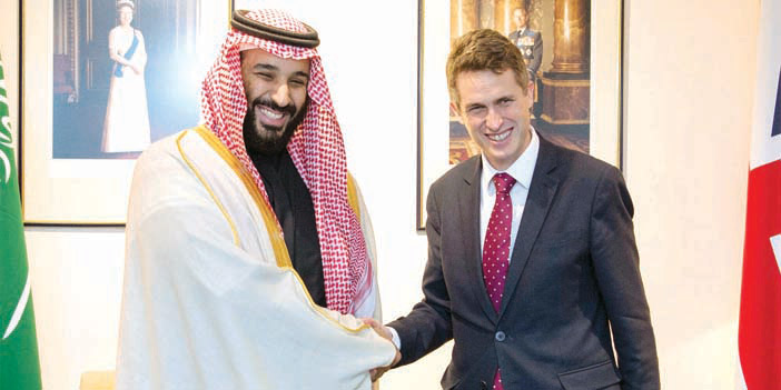  ولي العهد مصافحاً وزير الدفاع البريطاني