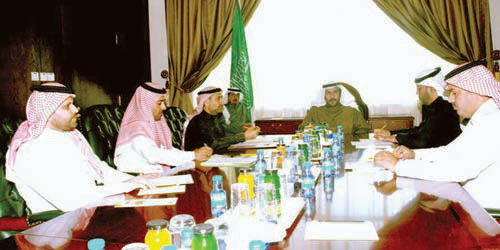  المحافظ يترأس الاجتماع