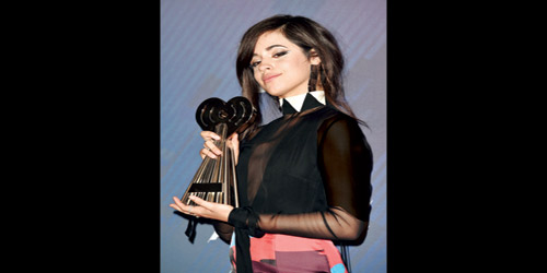 المغنية كاميلا تستلم أحد الجوائز في كاليفورنيا 