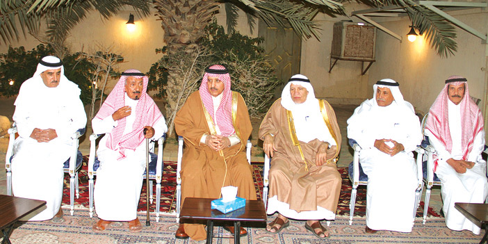  الأمير أحمد بن عبد العزيز معزياً أسرة المالك