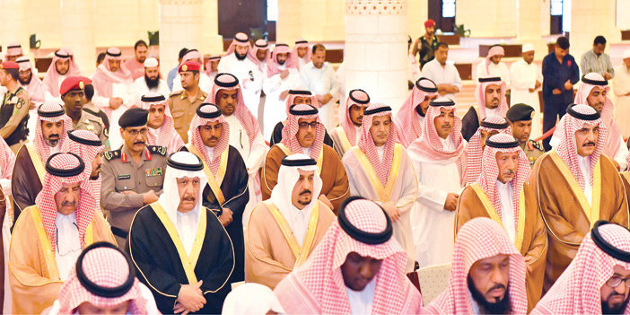  أمير منطقة الرياض يؤدي صلاة الميت على والدة الأمير سعود بن سلمان بن محمد