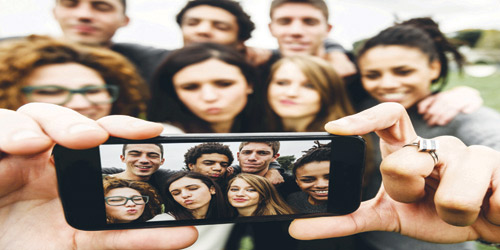 لماذا نكره شكلنا في الصور ونستغرب صوتنا؟ 