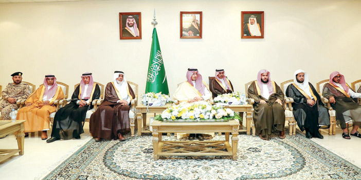 الأمير أحمد بن فهد خلال استقبال الأهالي
