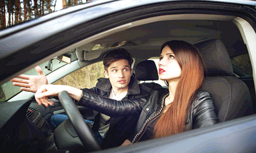 أغلب المشاحنات الزوجية تكون في «السيارة» 