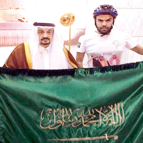  الرحالة اليحيا يتشرف بتسلم علم المملكة من أمير منطقة الرياض