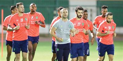 تسعة لاعبين يجبرون مدرب الأهلي على اللياقة ! 