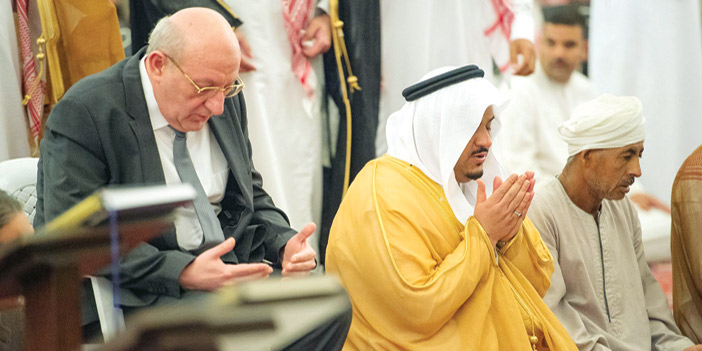 نائب أمير منطقة الرياض يؤدي صلاة الميت على الشهيد المصري 