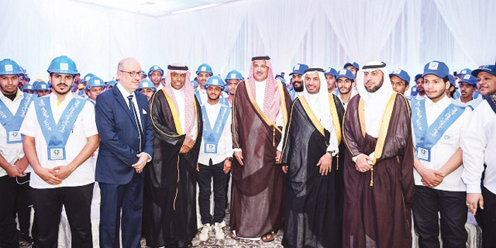  الأمير فيصل بن سلمان في صورة تذكارية مع الخريجين