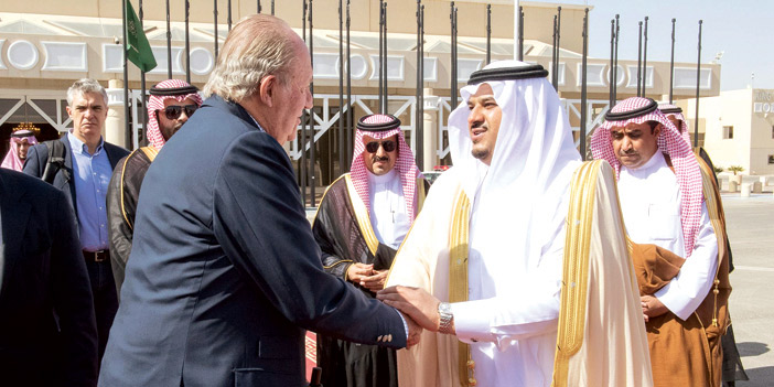  الأمير محمد بن عبدالرحمن مودعا ملك إسبانيا السابق