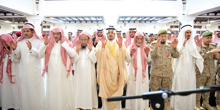  أمير منطقة الرياض خلال تأديته الصلاة على الشهيد