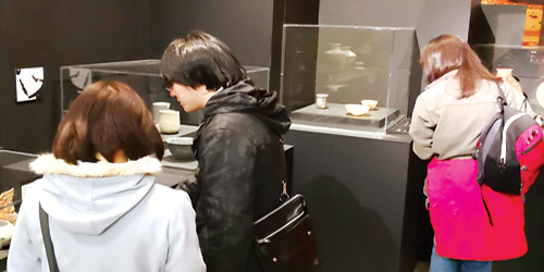  زوار يابانيون في المعرض