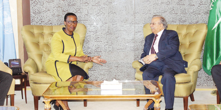  السفير عبدالله المعلمي خلال لقائه السفيرة والمندوب الدائمة لجمهورية رواندا لدى الأمم المتحدة