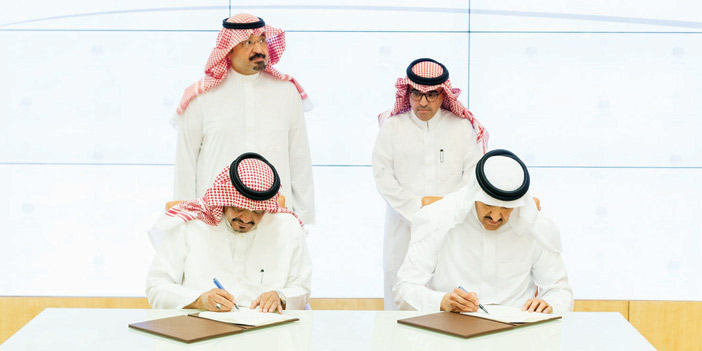   الأمير سلطان بن سلمان والدكتور محمد بن صالح بنتن يوقعان الاتفاقية