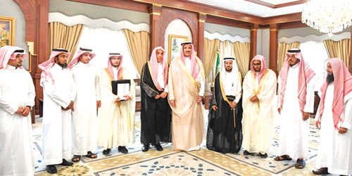  سموه في صورة تذكارية مع المكرمين