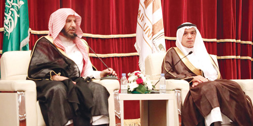  الشثري خلال الحديث مع طلاب الجامعة