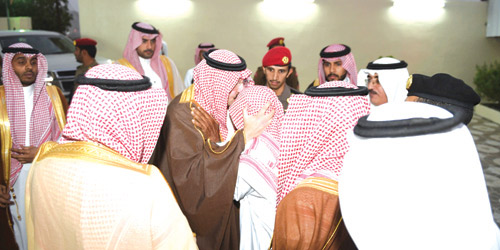  الأمير تركي بن طلال يقبّل رأس أحد ذوي الشهداء